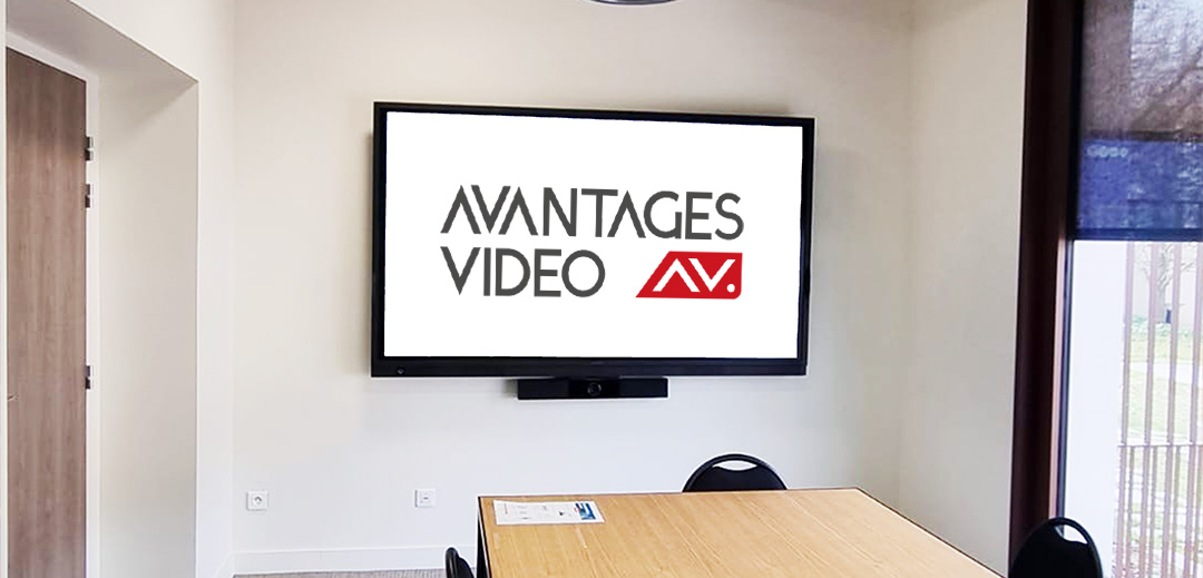 petite salle de réunion avec écran interactif installé par Avantages Vidéo