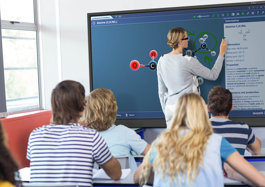 écran tactile interactif en salle de classe pour les exercices