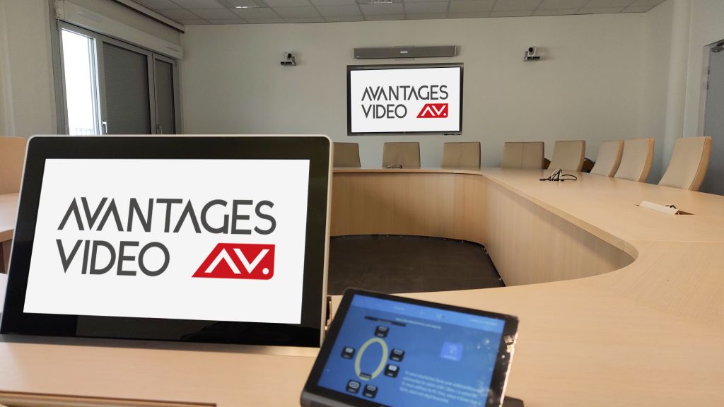 Salle de réunion avec un écran connecté via un clickshare ainsi qu'une barre de visioconférence pour la captation vidéo et audio