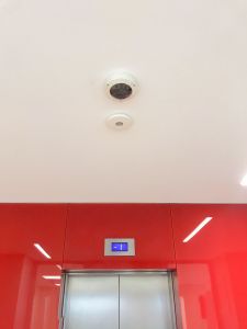 Photo d'une caméra au plafond devant les portes d'un ascenseur
